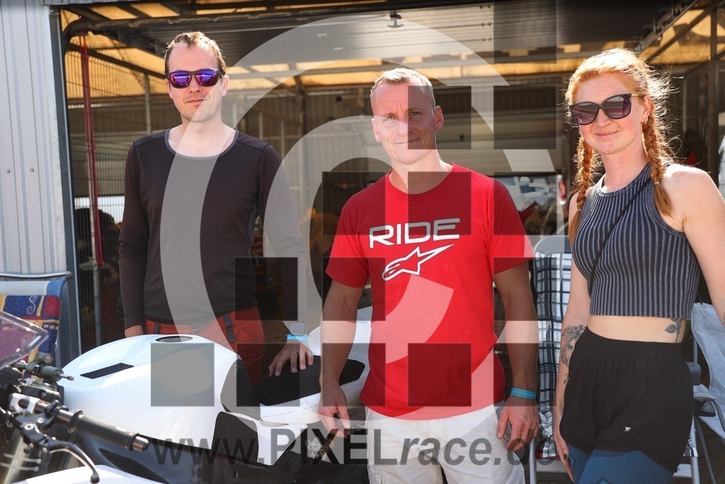teams-20240905_04799 | Schöne Erinnerungen an spannende Momente - das festzuhalten ist unser Job. PIXELrace.de ist seit 2003 auf den Rennstrecken Europas unterwegs um die Action draußen beim Fahren und die wunderbare Stimmung imm Fahrerlager für euch einzufangen.