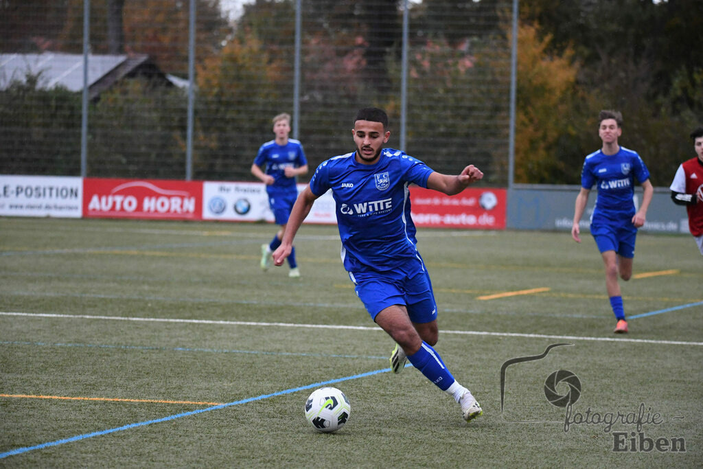 FC Rastede-JFV Krummhörn | A-Junioren Landesliga; FC Rastede (blau)-JFV Krummhörn am 04.11.2023; in Rastede (Sportanlage Köttersweg), Photo: Philip Eiben 2023 - Realisiert mit Pictrs.com