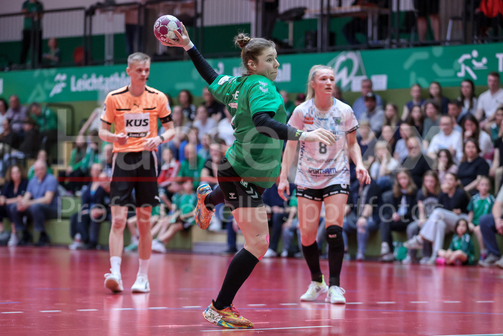 Handball, 2. Bundesliga Frauen, SV Werder Bremen - ESV 1927 Regensburg | v.li.: Elaine Rode (SV Werder Bremen, 77) beim Siebenmeter, 7m, Spielszene, Aktion, Action