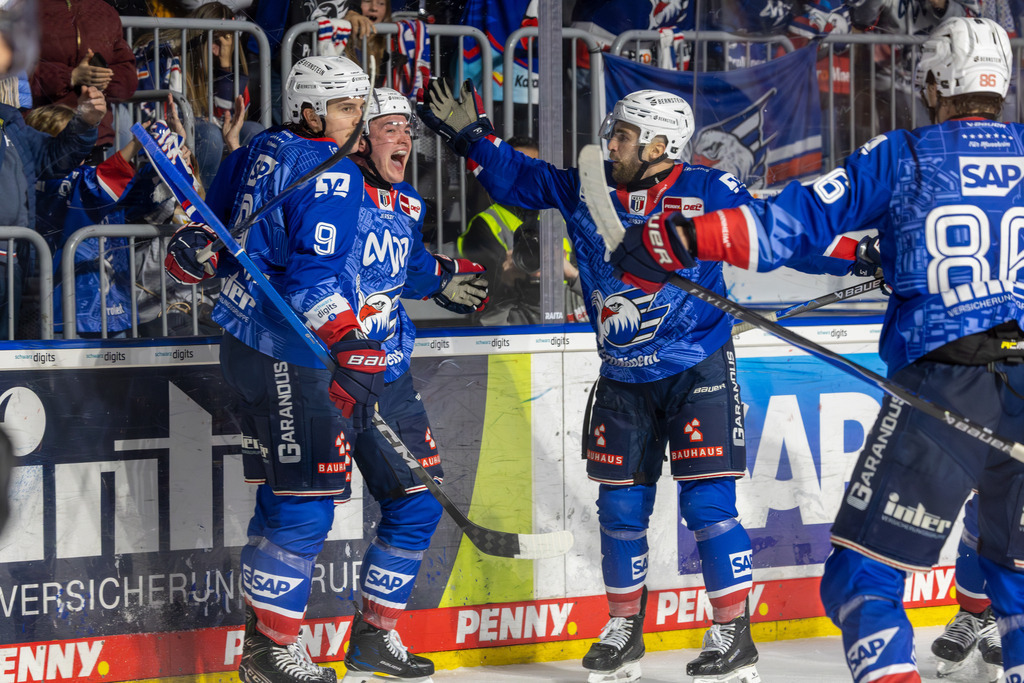 DEL, Deutsche Eishockey Liga Saison 2025/26, 13. Spieltag: Adler Mannheim gegen Kölner Haie***Bild: Großer Jubel bei Mannheim nach dem Tor zum 2:1 durch Justin Schütz | DEL, Deutsche Eishockey Liga Saison 2025/26, 13. Spieltag: Adler Mannheim gegen Kölner Haie***Bild: Großer Jubel bei Mannheim nach dem Tor zum 2:1 durch Justin Schütz - Realisiert mit Pictrs.com
