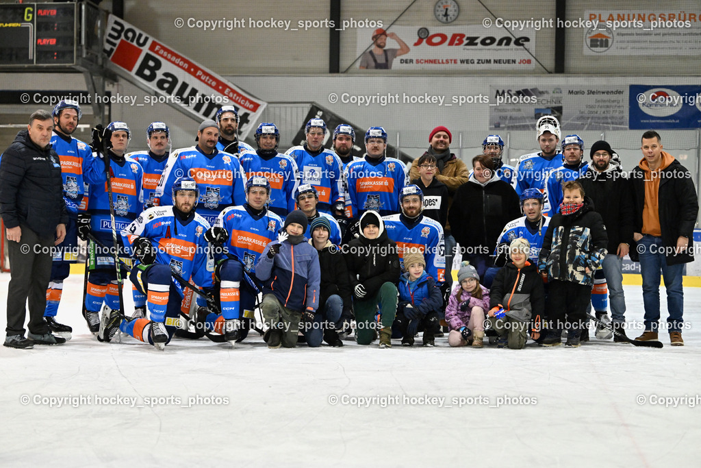 ESC SPARKASSE STEINDORF vs. 1. EHC ALTHOFEN | SOS Kinderdorf mit ESC Steindorf Mannschaft, Headcoach ESC Steindorf Mayer Michael, Asisstentcoach ESC Steindorf Daniel Gasser, Sektionsleiter ESC Steindorf Hans Tschernutter, ESC SPARKASSE STEINDORF vs. 1. EHC ALTHOFEN, ESC SPARKASSE STEINDORF vs. 1. EHC ALTHOFEN am 30.11.2025 in Steindorf (Ossiachersee Halle), Austria, (Photo by Bernd Stefan)
