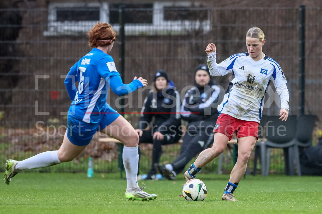 Fussball, 2. Frauen-Bundesliga, Hamburger SV - SV Meppen | v.li.: Amelie Woelki (Hamburger SV, 27) am Ball, Einzelbild, Ganzkörper, Aktion, Action, Spielszene, DIE DFB-RICHTLINIEN UNTERSAGEN JEGLICHE NUTZUNG VON FOTOS ALS SEQUENZBILDER UND/ODER VIDEOÄHNLICHE FOTOSTRECKEN. DFB REGULATIONS PROHIBIT ANY USE OF PHOTOGRAPHS AS IMAGE SEQUENCES AND/OR QUASI-VIDEO.
