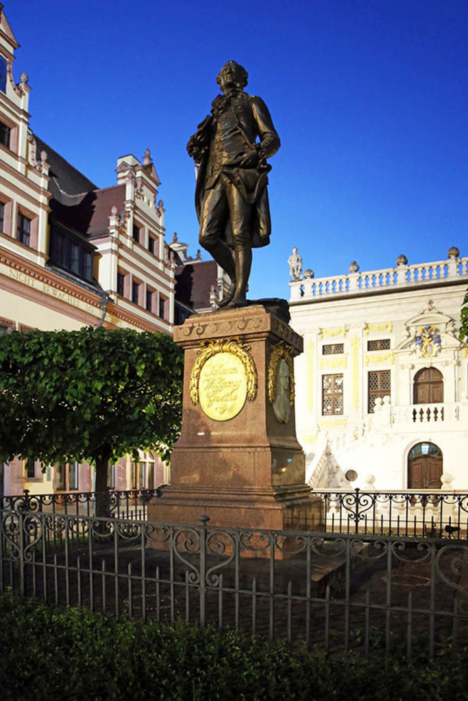 Goethe-Denkmal bei Nacht | Entdecke über 20 Kategorien Leipzig-Motive: Foto-Downloads, hochwertige Poster, Leinwand- & Fine-Art-Prints. Jetzt Lieblingsfoto im Bildlexikon Leipzig Shop bestellen!
