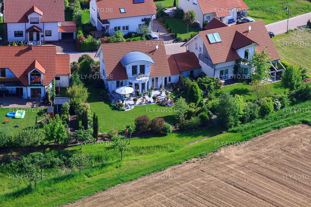 Im Erbsenfeld | Luftbild: Im Erbsenfeld im Ortsteil Mörzheim in Landau im Bundesland Rheinland-Pfalz in Deutschland. Foto: IMG_27193.jpg vom 23.05.2010 durch Werner Riehm/FLY-FOTO.de - Realisiert mit Pictrs.com
