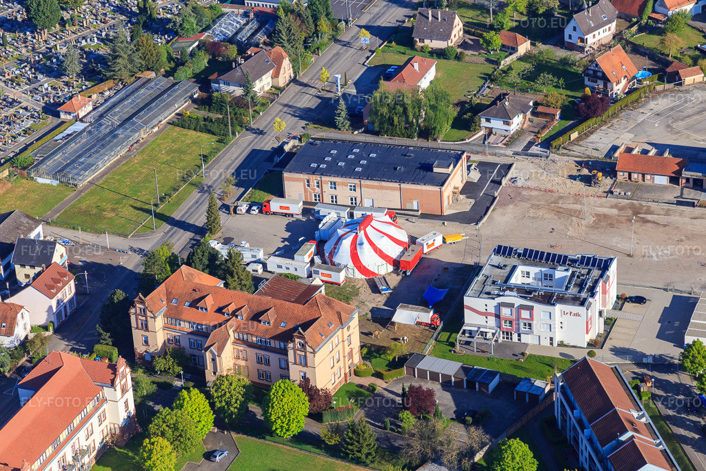 Vue aérienne: Chapiteau de cirque sur la Rte de la Pépinière à Wissembourg dans le département Bas Rhin, France – .Photo: IMG_099291.jpg prise le 30/04/2017 par Werner Riehm/FLY-FOTO.eu – Résolution de l'original: 5466 x 3644 px