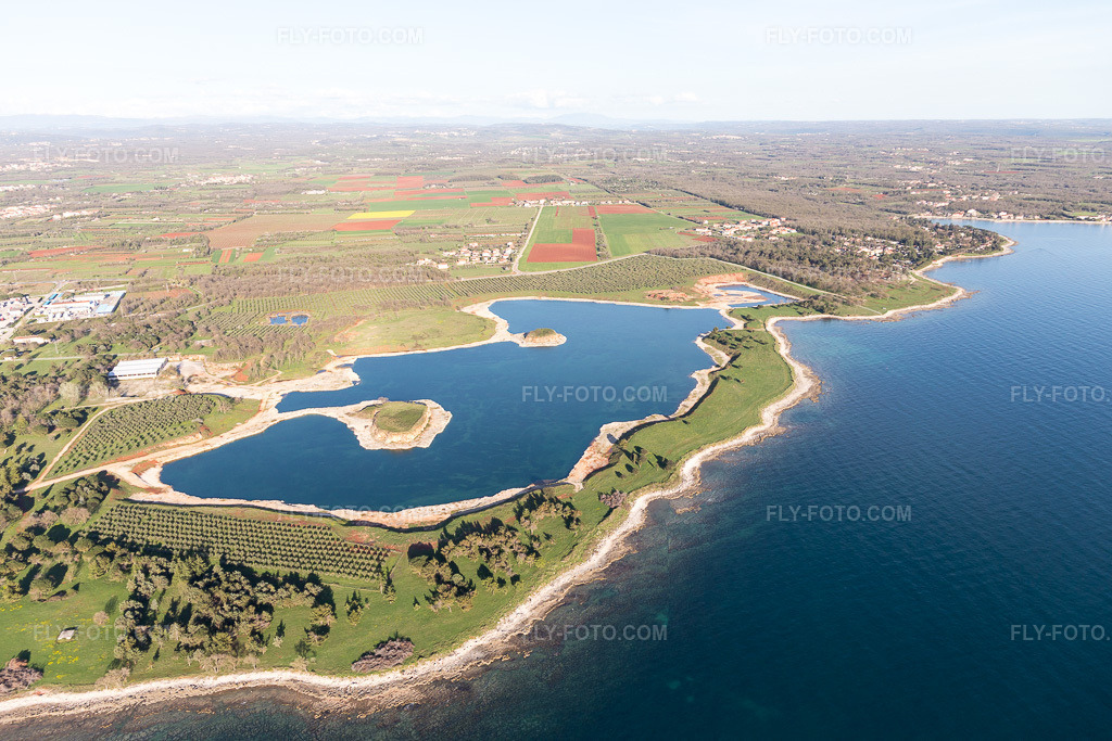 Aerial view: View of the town in Umag in the state Gespanschaft Istrien, Croatia. – Photo: IMG_106097.jpg taken on 04/13/2018 by Werner Riehm/FLY-FOTO.com – Resolution of the original: 5472 x 3648 px