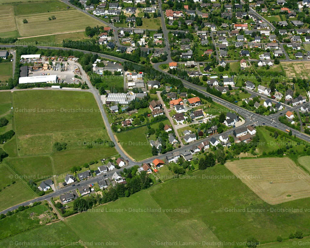 2611167 | ALLENDORF 09.06.2006 Landwirtschaftliche Nutzflächen und Feldgrenzen  umsäumen das Siedlungsgebiet des Dorfes in Allendorf im Bundesland Hessen, Deutschland // Agricultural land and field boundaries surround the settlement area of the village  in Allendorf in the state Hesse, Germany Foto: Gerhard Launer