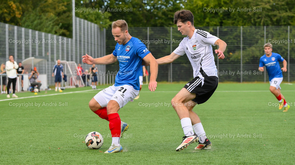 TSV Kronshagen vs. TSB Flensburg | Kjell Schröder (TSVK #6) vs Tobias Zuth (TSB #21) / Fußball-Landesliga Schleswig Männer 2025/2026 / TSV Kronshagen vs. TSB Flensburg / Kunstrasenplatz (Platz 5) / Kronshagen / 06.09.25 - Realisiert mit Pictrs.com