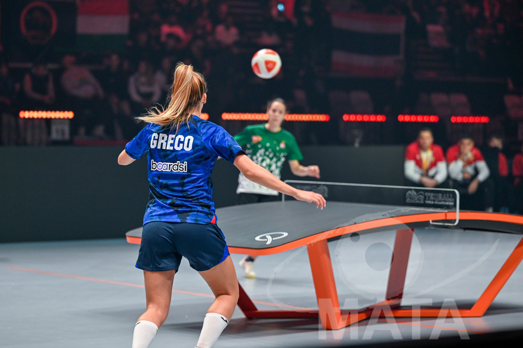 _DWI5688 | Anna Iszak vs Carolyn Greco beim Frauen- Single  Ungarn vs. USA bei der Teqball Weltmeisterschaft 2022 in der Kia Metropole Arena. Nürnberg, 27.11.2022 - Realisiert mit Pictrs.com