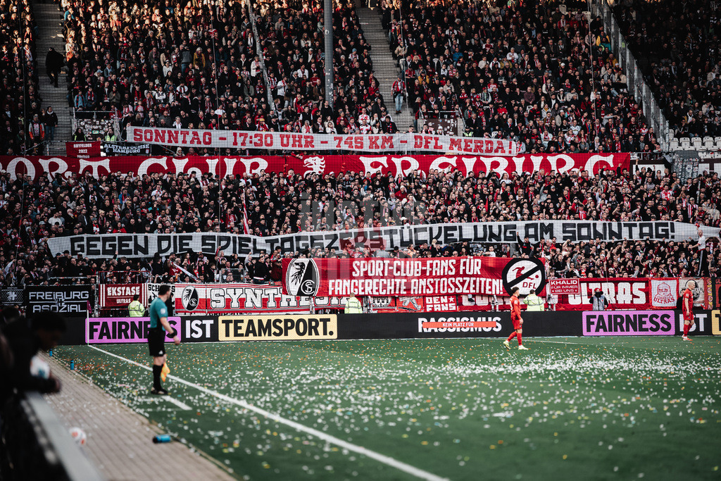 Fußball | Männer | Saison 2025/2026  | Fußball-Bundesliga | 27. Spieltag | FC St. Pauli vs. SC Freiburg | 22.04.2026 | Transparent Spruchband Banner der Fans aus Freiburg Sonntag 17:30 Uhr 745 KM DFL Merda Gegen Die Spieltagszerstückelung am Sonntag Sport Club Fans Für Fangerechte Anstosszeiten Protest
