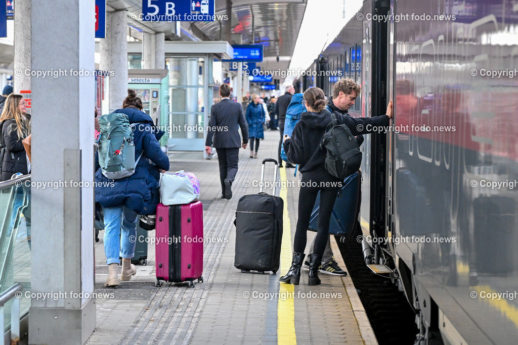 Hauptbahnhof Linz_ Bahnhofshalle_ Bahnsteig_ 26.12.2023-46 | 26.12.2023, Hauptbahnhof Linz, AUT, Bahnhofshalle und Bahnsteig, im Bild Bahnhofshalle, Bahnsteig, Zug, Fahrgaeste, Ticket, Ticketautomat, OEBB, Reisende, Gepaeck, Railjet, Westbahn, ICE, DB, Schild, Anzeigetafel, Linz