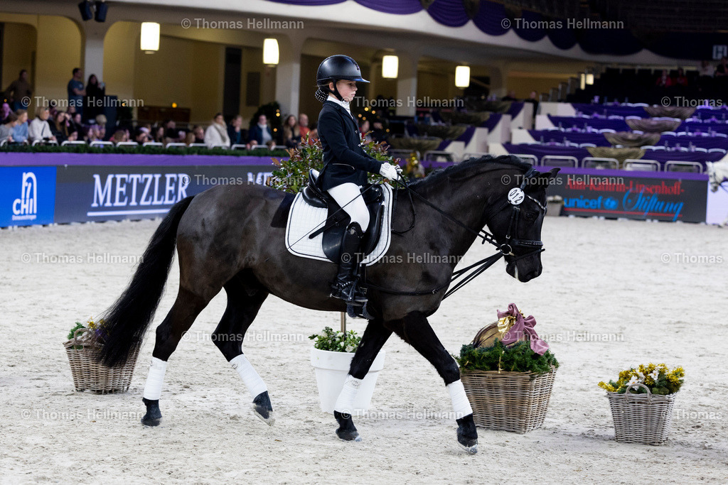 TH_Linsenhoff Förderpreis Reiterwettbewerb_13135 | Linsenhoff Förderpreis Reiterwettbewerb beim Festhallen Reitturnier Frankfurt 2023 am 14.12.23 in Frankfurt, Festhalle