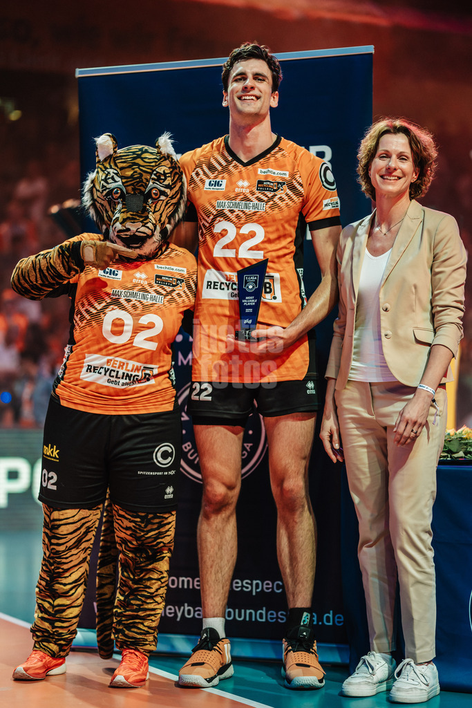 Volleyball | Herren | Saison 2024/2025 | 1. Volleyball Bundesliga Männer | Finale | BERLIN RECYCLING Volleys vs. SVG Lüneburg | 03.05.2025 | Jake Hanes (#22, Berlin Recycling Volleys) erhält von Martina Stoof (Stellv. Aufsichtsratsvorsitzende Volleyball Bundesliga) den MVP Pokal der Saison 24/25