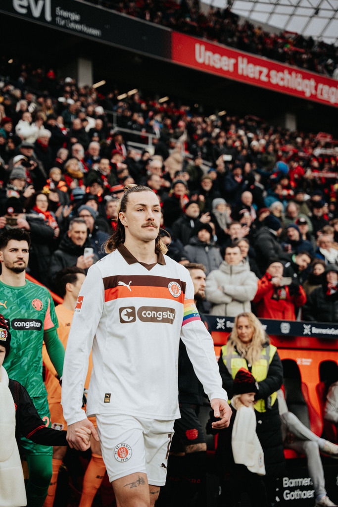 FCP04160 | Der offizielle Shop für FC St. Pauli Fotos. Wähle aus Spielszenen & Fanmomenten dein FCSP Wunschformat. Wir liefern Millerntor-Atmosphäre.