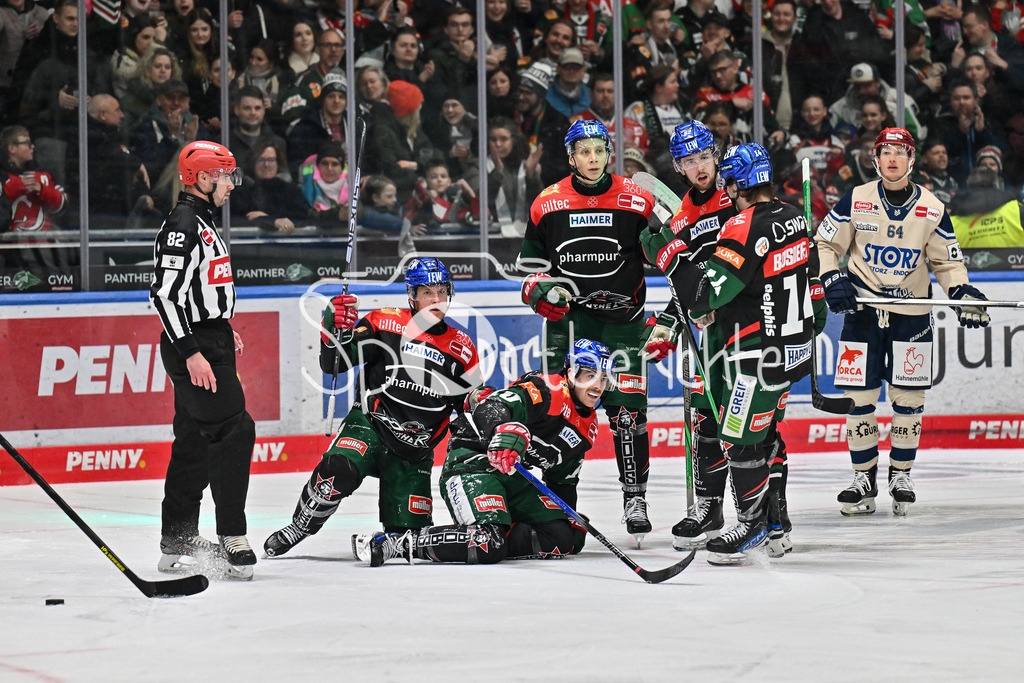 Augsburger Panther - Schwenninger Wild Wings | Jubel der Panther nach dem Treffer zum 1-3 druch Chris COLLINS (Augsburger Panther #10) / Freude / Happy / Tor / Torschuetze / DEL: Augsburger Panther - Schwenninger Wild Wings, Curt Frenzel Stadion am 24.01.2025