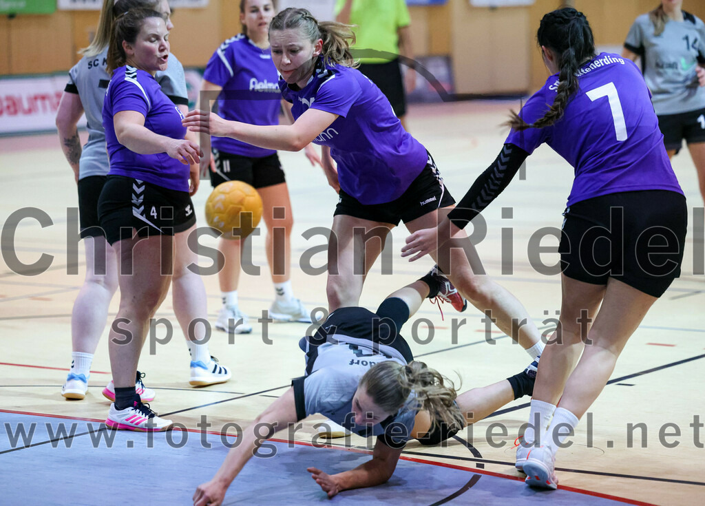 2022-11-12_065_SpVgg_Altenerding_II_gegen_SC_Kirchdorf | Erding, Deutschland, 12.11.2022:
Handball, Bezirksliga Frauen Altbayern 2022 / 2023, 5. Spieltag, SpVgg Altenerding II gegen SC Kirchdorf, Endergebnis: 24:19

Miriam Deuschle (SpVgg Altenerding, #4), Sophie Lößl (SpVgg Altenerding, #24), Franziska Sellmaier (SC Kirchdorf, #11), Michelle Gruber (SpVgg Altenerding, #7)

Foto: Christian Riedel / fotografie-riedel.net