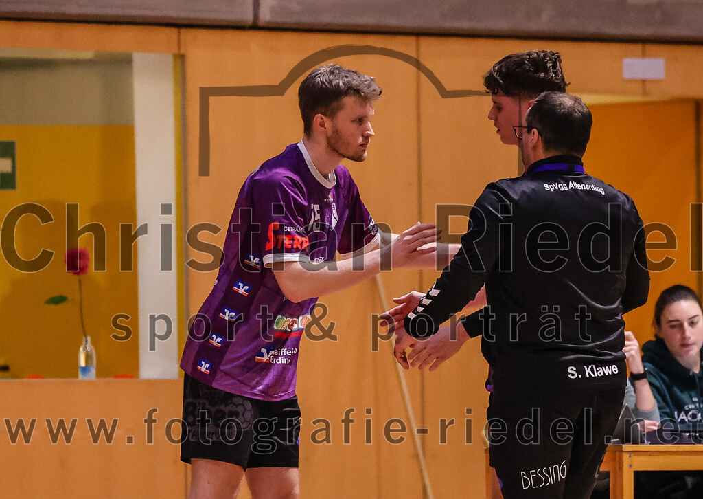 2024-11-24_057_SpVgg_Altenerding_gegen_ASV_Dachau | Erding, Deutschland, 24.11.2024:Handball, Bezirksoberliga Männer 2024 / 2025, 8. Spieltag, SpVgg Altenerding gegen ASV Dachau, Endergebnis: 30:23Ferdinand Menzel (SpVgg Altenerding, #75), Tim Steininger (SpVgg Altenerding, #10), Trainer Simon Klawe (SpVgg Altenerding)Foto: Christian Riedel / fotografie-riedel.net