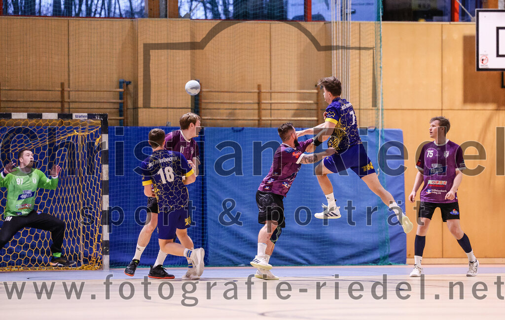 2024-12-14_032_SpVgg_Altenerding_gegen_MTV_Pfaffenhofen | Erding, Deutschland, 14.12.2024:Handball, Bezirksoberliga Männer 2024 / 2025, 10. Spieltag, SpVgg Altenerding gegen MTV Pfaffenhofen, Endergebnis: 32:30Torwart Ferdinand Mayer (SpVgg Altenerding, #97), Florian Ostler (MTV Pfaffenhofen, #18), Niklas Fleps (SpVgg Altenerding, #17), Sebastian Forster (SpVgg Altenerding, #13), Lukas Loibl (MTV Pfaffenhofen, #7), Ferdinand Menzel (SpVgg Altenerding, #75)Foto: Christian Riedel / fotografie-riedel.net