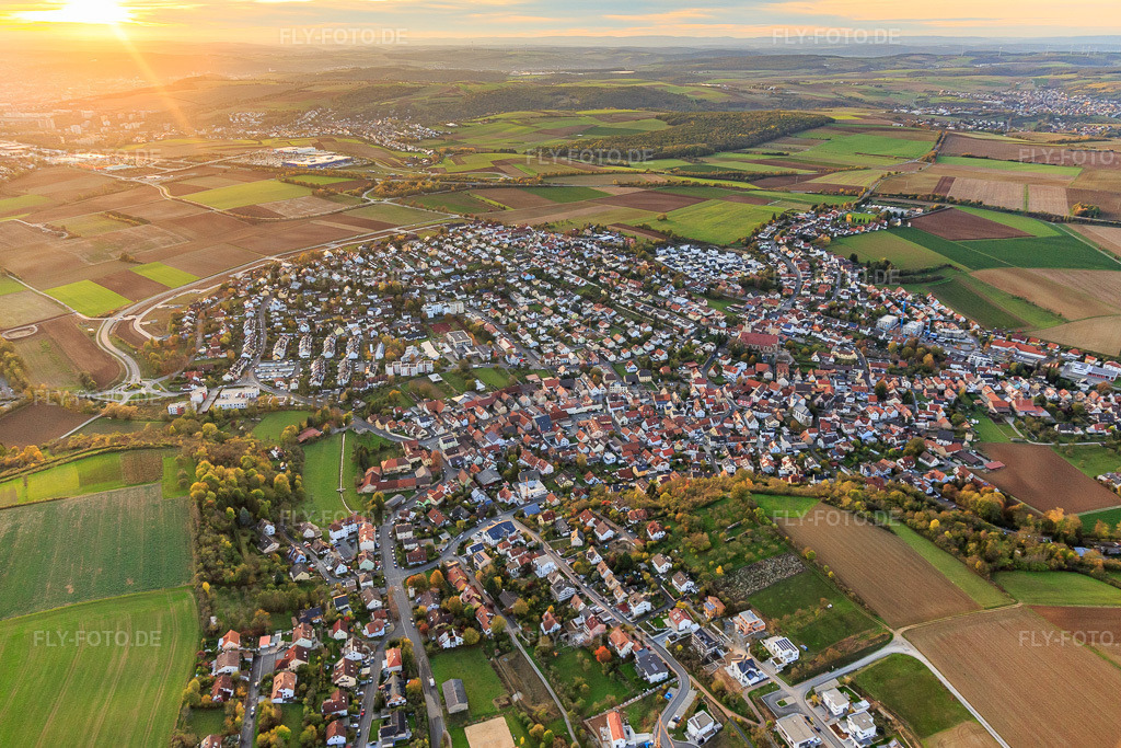 Luftbild: Ortsansicht von Osten in Estenfeld im Bundesland Bayern in Deutschland. Foto: IMG_119755.jpg vom 26.10.2019 durch Werner Riehm/FLY-FOTO.de
