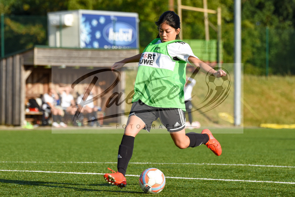 20180811_BORBEL_0006 | Fußball, Frauen:   beim Spiel der 1. Kreisklasse zwischen SG Borgloh/Kloster Oesede vs. SVC Belm-Powe am 11.08.2018 auf dem Kunstrasenplatz Borgloh in Borgloh, Deutschland.(Foto von Nico Paetzel) - Realisiert mit Pictrs.com