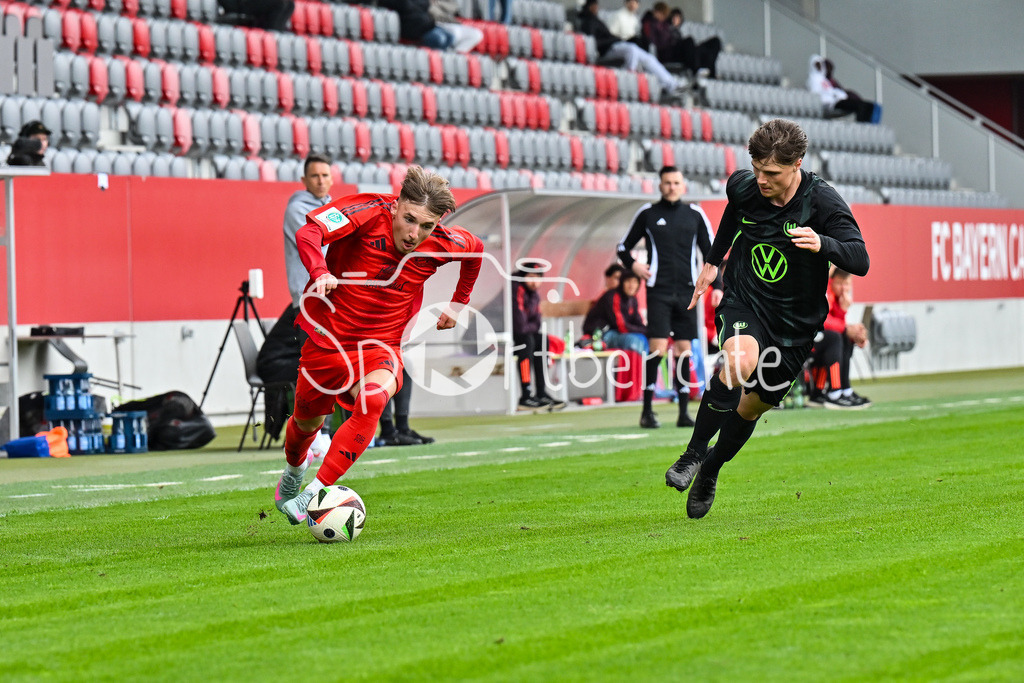 FC Bayern München U19 - VfL Wolfsburg U19 | im Duell Lennart KARL (FCB #7) und Leonard KOEHLER (VfL Wolfsburg U19 14) / Zweikampf / U19 DFB Nachwuchsliga Endrunde: FC Bayern Muenchen - VfL Wolfsburg, FC Bayern Campus am 26.04.2025
