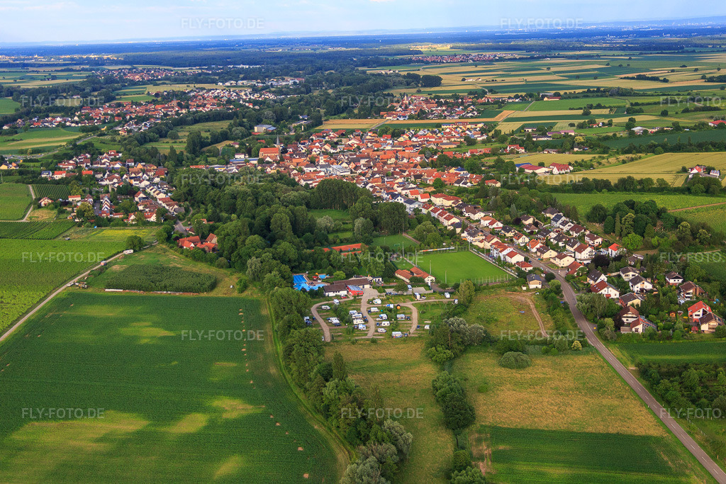 Luftbild: Ortsansicht von Westen mit Camping im Klingbachtal, Freibad und Sportplätzen des TSV Fortuna im Ortsteil Ingenheim in Billigheim-Ingenheim im Bundesland Rheinland-Pfalz in Deutschland. Foto: IMG_090208.jpg vom 26.06.2016 durch Werner Riehm/FLY-FOTO.deWWW.CAMPING-KLINGBACHTAL.DE