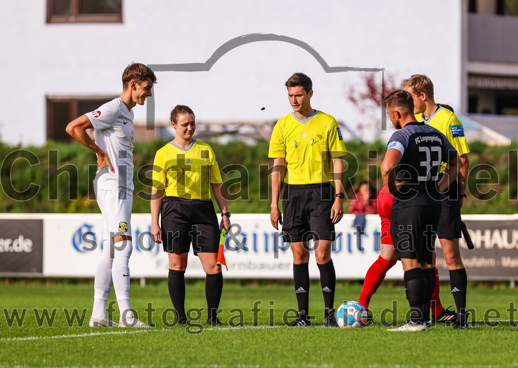 2023-08-08_006_FC_Moosinning_gegen_FC_Langengeisling | Moosinning, Deutschland, 08.08.2023:
Fußball, Bezirksliga Oberbayern Ost 2023 / 2024, 3. Spieltag, FC Moosinning gegen FC Langengeisling, Endergebnis: 0:4

Dennis Stauf (FC Moosinning, #15), Schiedsrichter Johannes Wagner, Hannes Dornauer (FC Langengeisling, #33)

Foto: Christian Riedel / fotografie-riedel.net
