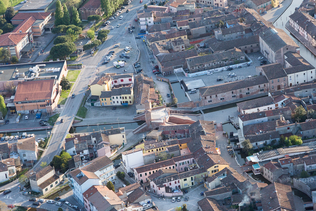 Luftbild: Ortsansicht in Comacchio im Bundesland Ferrara in Italien. Foto: IMG_098660.jpg vom 06.04.2017 durch Werner Riehm/FLY-FOTO.de