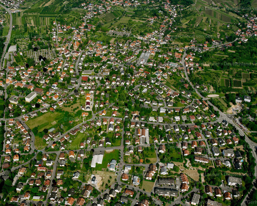 2526061 | BüHL 01.05.2005 Wohngebiet - Mischbebauung der Mehr- und Einfamilienhaussiedlung  in Bühl im Bundesland Baden-Württemberg, Deutschland // Residential area - mixed development of a multi-family housing estate and single-family housing estate  in Bühl in the state Baden-Wuerttemberg, Germany Foto: Gerhard Launer