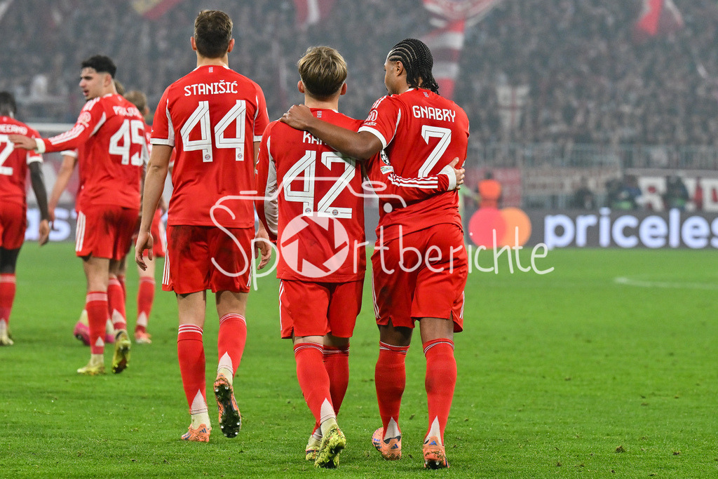 FC Bayern München - Sporting Lissabon | MUNICH, GERMANY - 09. DECEMBER:Jubel der Bayern nach dem Treffer zum 2-1 durch Lennart KARL (FC Bayern Munich 42) / Tor / Torschuetze / Freude / Happy während dem Match zwischen dem FC Bayern München und Sporting Lissabon am 6. Spieltag der UEFA Champions League Ligaphase in der Allianz Arena / Serge GNABRY (FC Bayern Munich 7)
