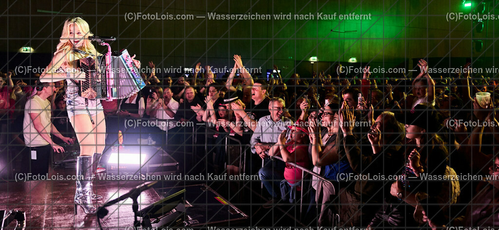 ALP4646_BergBauernTour-Konzert_Naschenweng Melissa | (C)FotoLois.com, Alois Spandl, BergBauernTour 2023 - Melissa Naschenweng, Tourstop in Wieselburg, Konzert im NV-Forum Wieselburg, Sa 8. April 2023.