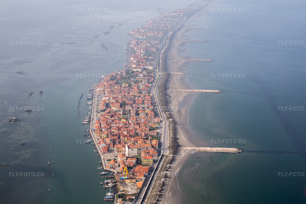 Vue aérienne: Zone d'habitation dans le district Pellestrina de Venise à Pellestrina dans le département Vénétie, Italie.Photo: IMG_087432.jpg prise le 06/04/2016 par Werner Riehm/FLY-FOTO.euRésolution de l'original: 4914 x 3276 px
