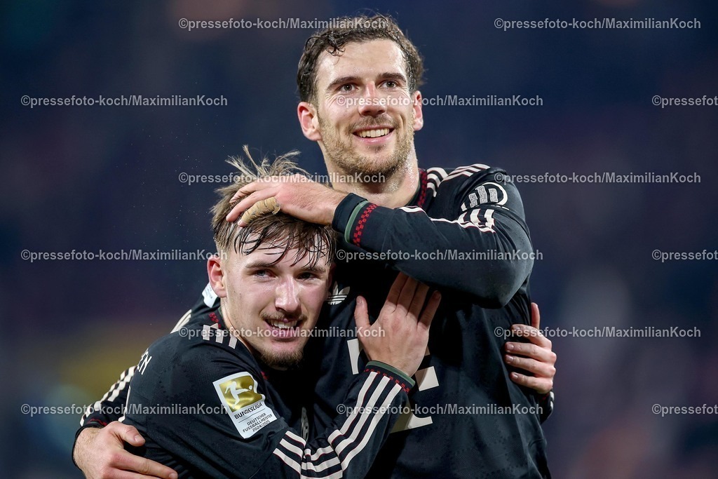 1FC14012601070 | 14.01.2026, Fußball, 1. FC Köln - FC Bayern München, 1. Fußball Bundesliga, 17. Spieltag, RheinEnergie-STADION, Saison 2025 2026: Abschlussjubel nach dem 3:1 Sieg für München. Leon Goretzka (FC Bayern Muenchen #08) zusammen mit Lennart Karl (FC Bayern Muenchen #42)  DFB regulations prohibit any use of photographs as image sequences and or quasi-video.