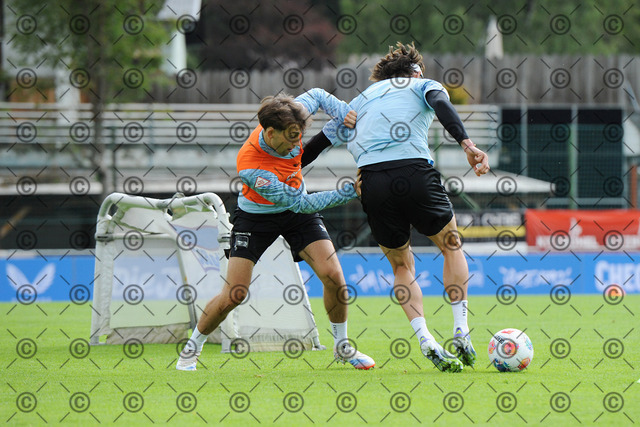 DSC_7013b | Hertha BSC, 2.Bundesliga, Herren, Saison 2025/26, Trainingslager 2025, von li. Tim Hoffmann ( Hertha BSC ),  Fabian Reese ( Hertha BSC ), Kitzbühel, Österreich 15.07. 2025    Foto: Ralf Gebhardt - Realisiert mit Pictrs.com