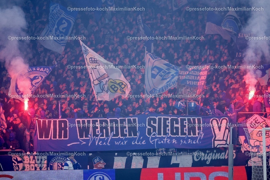 S0401022501018 | 01.02.2025, Fußball, FC Schalke 04 - 1. FC Magdeburg, 2.. Fußball Bundesliga, 20. Spieltag, Veltins-Arena Gelsenkirchen, Saison 2024 2025: Pyrotechnik Banner wir werden SiegDFB regulations prohibit any use of photographs as image sequences and or quasi-video.
