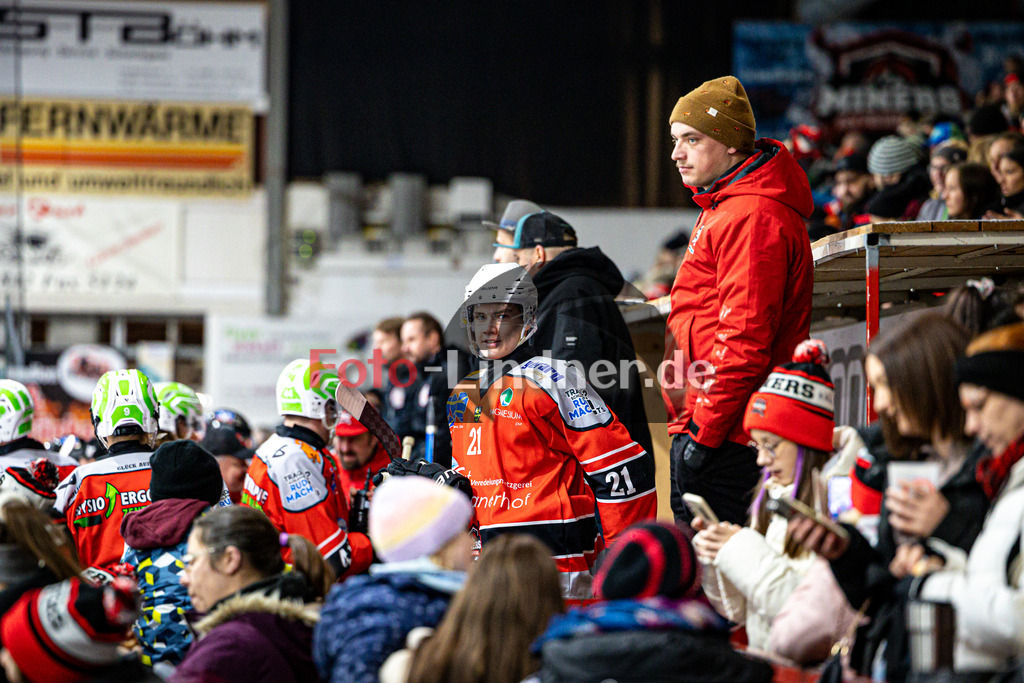 TSV Peißenberg MINERS gegen EV Dingolfing ISAR RATS | Eishockey Bayernliga Herren Vorrunde 2024/25, TSV Peißenberg MINERS gegen EV Dingolfing ISAR RATS, 20241215,Nepomuk RIEGER (MINERS 21) auf der Spielerbank,2024-12-15 in Peißenberg (Eisstadion Peißenberg)Nepomuk RIEGER (MINERS 21)Copyright: WolfgangxLindner foto-lindner.de