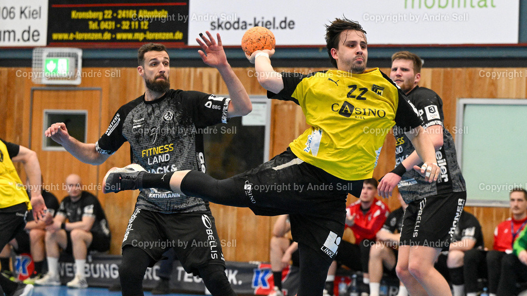 TSV Altenholz vs MTV Braunschweig | Lukas Hase (TSVA #22) vs Milan Vuckovic (Braunschweig #9) / Handball 3. Liga Nord-Ost Männer 2025/2026 / TSV Altenholz vs MTV Braunschweig / Edgar-Meschkat-Halle / Altenholz / 14.03.26 - Realisiert mit Pictrs.com