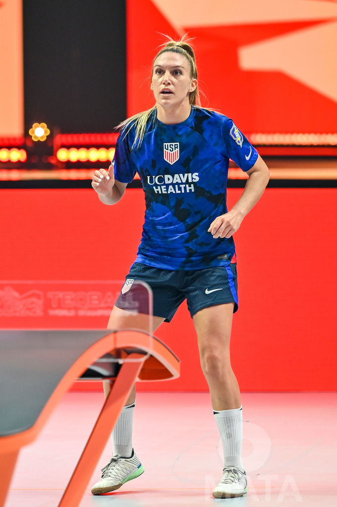_DWI6030 | Carolyn Greco (USA) beim Frauen- Single Ungarn vs. USA bei der Teqball Weltmeisterschaft 2022 in der Kia Metropole Arena. Nürnberg, 27.11.2022 - Realisiert mit Pictrs.com