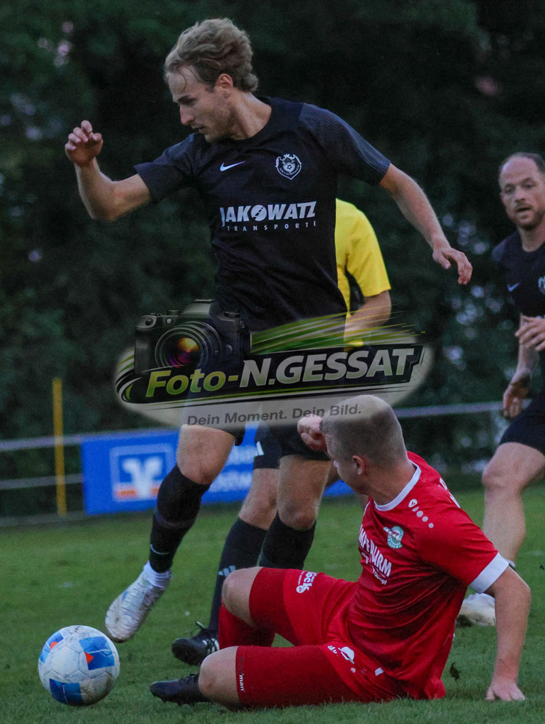 Bünder SV - BV Stift Quernhei | Auf dem Bild zu sehen: rot Bünder SV: Robin Luca Wolf ; schwarz BV Stift Quernheim: Jarno Grote Bünder SV, BV Stift Quernheim, Saison 26/27, Kreispokal, Achtelfinale - Realisiert mit Pictrs.com