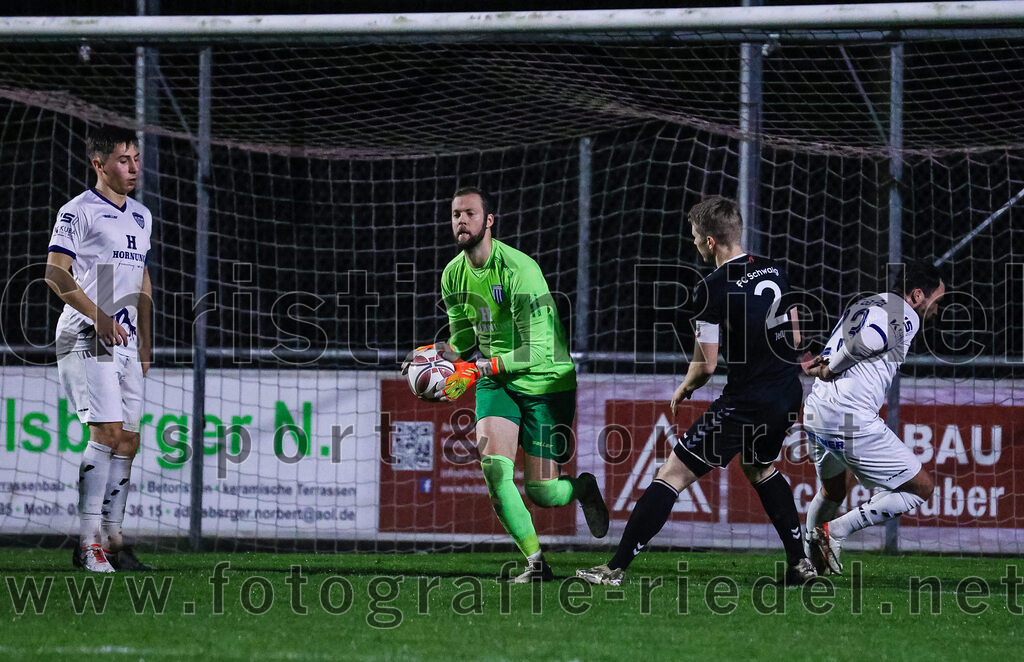 2024-03-15_091_FC_Schwaig_gegen_1_FC_Garmisch-Partenkirchen | Oberding, Deutschland, 15.03.2024:
Fußball, Landesliga Südost 2023 / 2024, 25. Spieltag, FC Schwaig gegen 1. FC Garmisch-Partenkirchen, Endergebnis: 4:0

Torwart David Salcher (1. FC Garmisch-Partenkirchen, #1), Tobias Jell (FC Schwaig, #2), Sandu Poplacean (1. FC Garmisch-Partenkirchen, #23)

Foto: Christian Riedel / fotografie-riedel.net