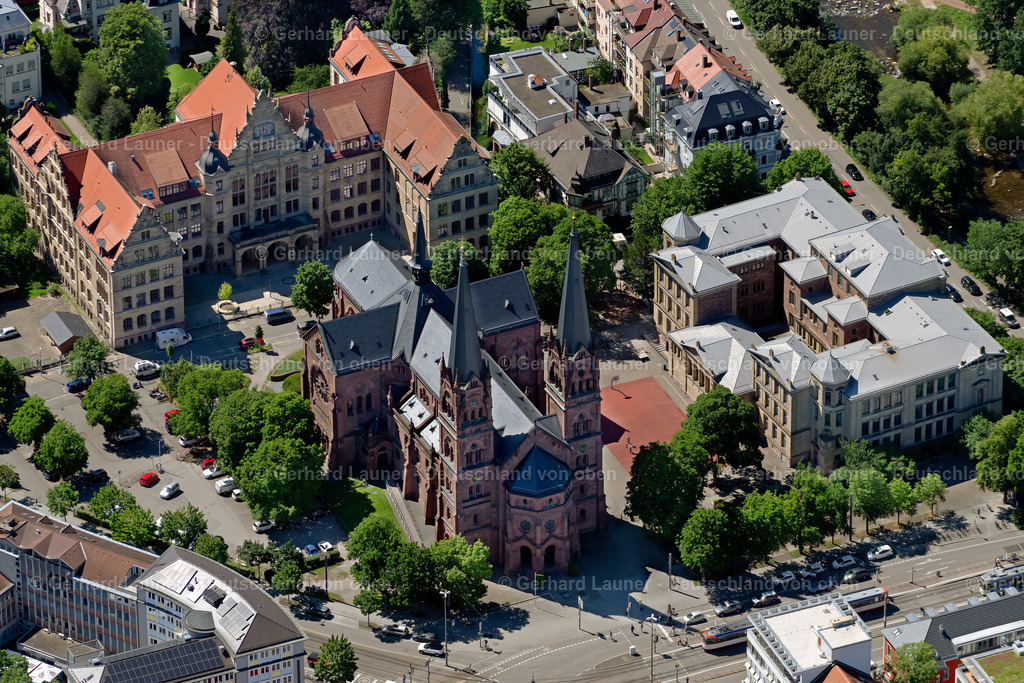 4033228 | FREIBURG IM BREISGAU 30.06.2020 Stadtansicht des Innenstadtbereiches mit Gewerbeschule Freiburg, Lessing Realschule Freiburg und Johannes Kirche in Freiburg im Breisgau im Bundesland Baden-Württemberg, Deutschland. Weiterführende Informationen bei: Stadt Freiburg im Breisgau. // City view of the inner city area with Freiburg Trade School, Lessing Realschule Freiburg and Johannes Kirche in Freiburg im Breisgau in the state Baden-Wuerttemberg, Germany. Further information at: Stadt Freiburg im Breisgau. Foto: Gerhard Launer
