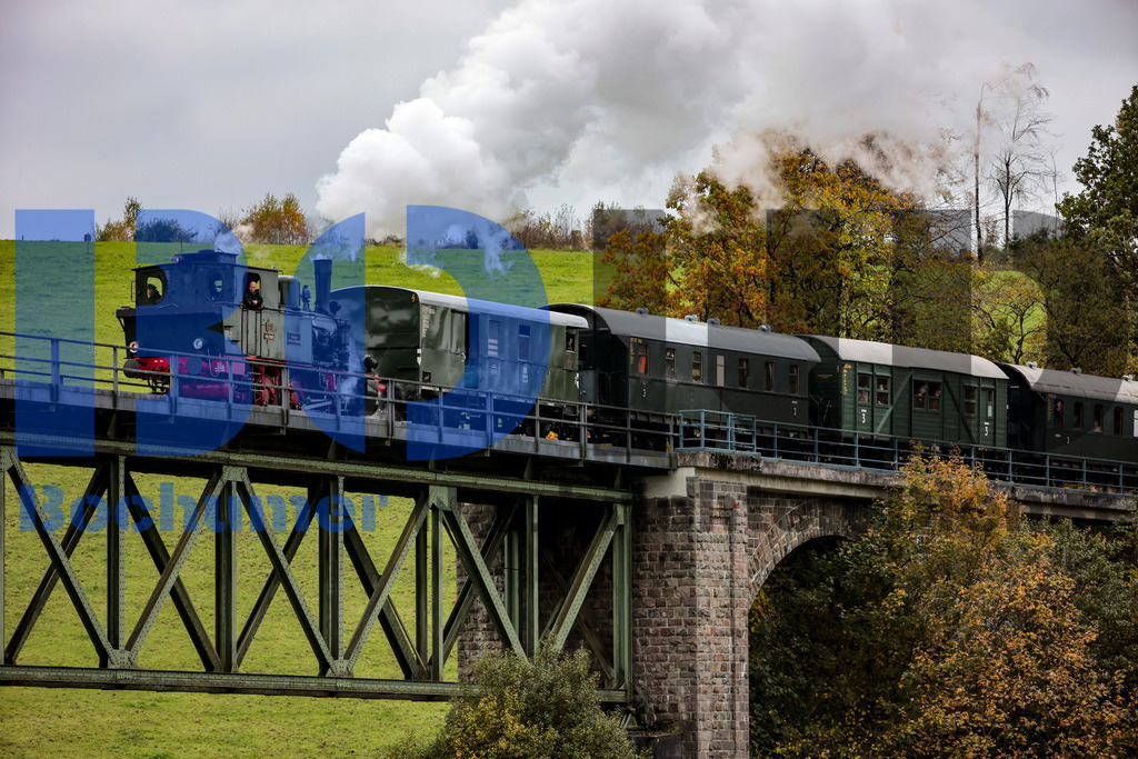  04.11.2023 - 
 | Sebastian Sendlak / Bochumer Nachrichtendienst (BOND) - Dampflok Waldbroel auf der Volmetalbahn - Realisiert mit Pictrs.com