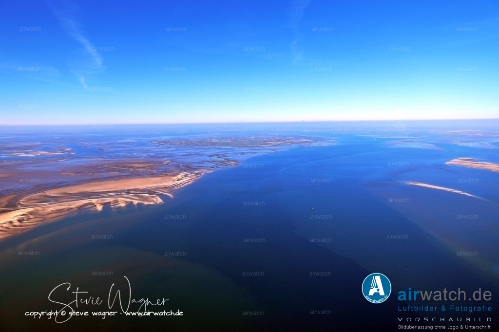 Luftbilder Sandbänke Norderoogsand, Japsand, Süderoogsand | Sie ist Vogelschutzgebiet und gehört heute dem Land Schleswig-Holstein. Auf der Hallig leben seit 2013 vier ständige Bewohner, darunter zwei Kinder, die als Pächter die Insel bewirtschaften.