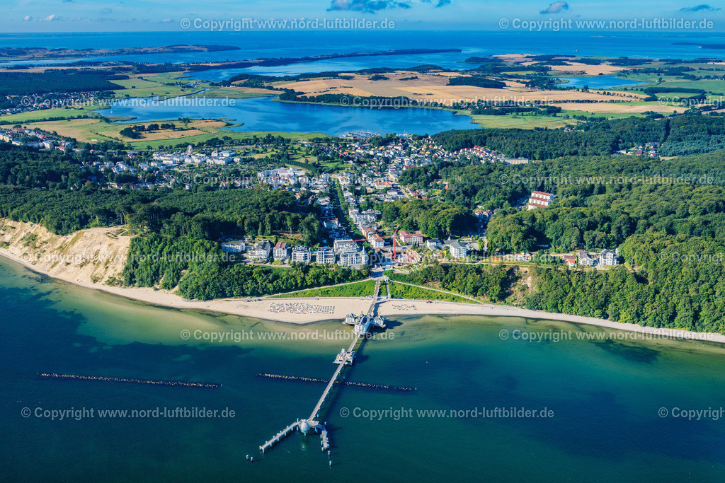 Sellin_Rügen_ELS_7258100822 | OSTSEEBAD SELLIN 10.08.2022 Laufflächen und Konstruktion und Tauchgondel der Seebrücke über der Wasseroberfläche der Ostsee in Ostseebad Sellin auf der Insel Rügen im Bundesland Mecklenburg-Vorpommern, Deutschland. Weiterführende Informationen bei: Adler-Schiffe GmbH & Co. KG,  Kurverwaltung Ostseebad Sellin,  Seebrücke Sellin. // Running surfaces and construction of the pier over the water surface . in Ostseebad Sellin on the island of Ruegen in the state Mecklenburg - Western Pomerania, Germany. Further information at: Adler-Schiffe GmbH & Co. KG,  Kurverwaltung Ostseebad Sellin,  Seebruecke Sellin. Foto: Martin Elsen
