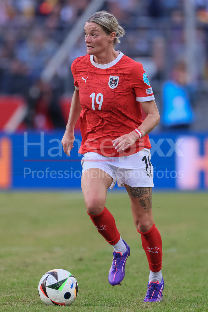 Fussball, EM-Qualifikation Frauen, Deutschland - Österreich | v.li.: Verena Hanshaw (Österreich, 19) am Ball, Freisteller, Einzelbild, Ganzkörper, Aktion, Action, Spielszene