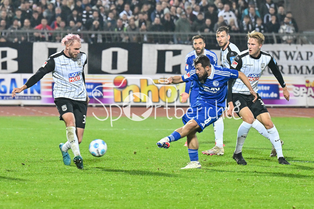 SSV Ulm 1846 Fussball - FC Schalke 04 | im Duell Philipp STROMPF (SSV Ulm #32) und Amin YOUNES (FC Schalke #8) / Zweikampf / 2. Bundesliga: SSV Ulm 1846 Fussball - FC Schalke 04, Donaustadion am 01.11.2024