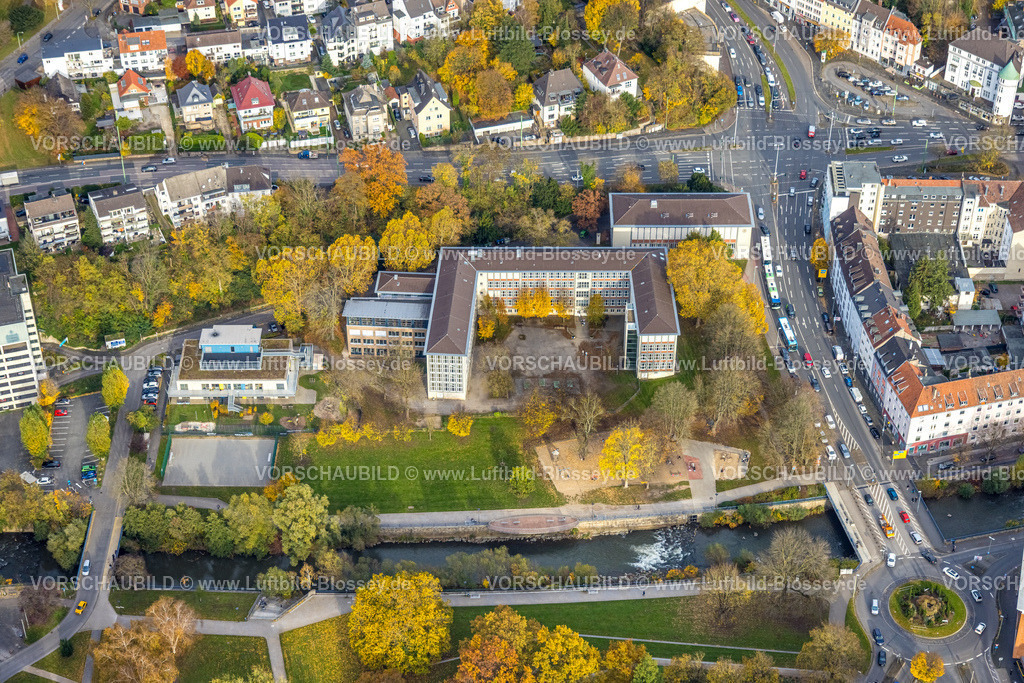 Hagen251102497 | Luftbild, Schule Ricarda-Huch-Gymnasium, Kindertagesstätte St. Paula des Caritasverbandes Hagen, Straßenkreuzung Märkischr Ring und Badstraße, herbstliche Bäume, Mittelstadt, Hagen, Ruhrgebiet, Nordrhein-Westfalen, Deutschland