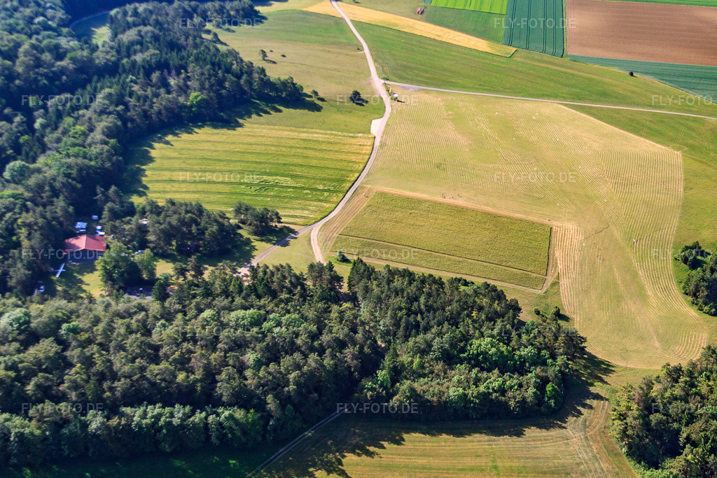 Luftbild: Flugplatz Schlechtenfeld im Ortsteil Schlechtenfeld in Ehingen im Bundesland Baden-Württemberg in Deutschland. – Foto: IMG_67373.jpg vom 08.06.2014 durch Werner Riehm/FLY-FOTO.de – Auflösung des Originals: 4074 x 2716 px – SFC-Ehingen - Fliegen auf der Alb