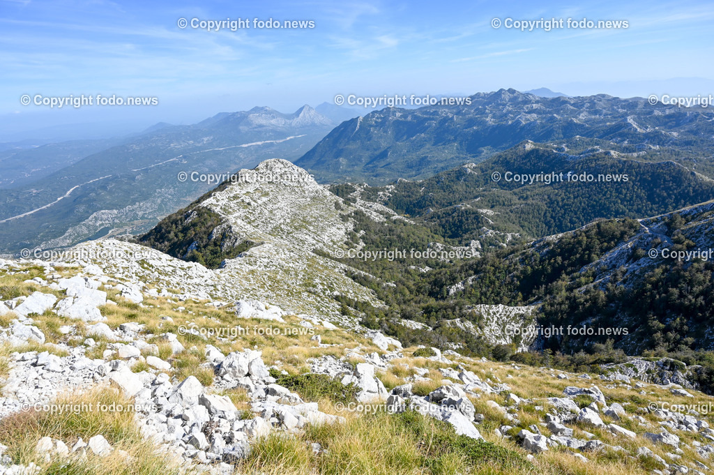 Kroatien_ Biokovo Naturpark_ 13.10.2023-43 | 13.10.2023, Kroatien, HRV, Naturpark Biokovo im Bild Naturpark Biokovo, Skywalk, Sv. Jure, St. George

Der Park erstreckt sich über eine Flaeche von 19.550 Hektar und umfasst einen circa 30 km langen und bis zu 7 km breiten, sich in nordwestlich-suedoestlicher Richtung erstreckenden Teil des Biokovo-Gebirges von Dubci bis nach Gornja Igrane. Er umfasst das Teilgebiete der Staedte Makarska und Vrgorac sowie der Gemeinden Baška Voda, Brela, Podgora, Šestanovac, Tučepi, Zadvarje und Zagvozd. Der Park liegt auf einer Hoehe von 200 bis 1762 m. i. J.; der Sveti Jure (Heiliger Georg) als hoechster Berg des Parks ist zugleich der zweithoechste Gipfel in Kroatien.
Quelle: Wikipedia