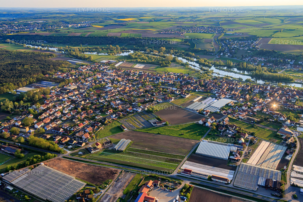Luftbild: Ortsansicht am Mainufer aus Osten in Albertshofen im Bundesland Bayern in Deutschland. Foto: IMG_088043.jpg vom 06.05.2016 durch Werner Riehm/FLY-FOTO.de